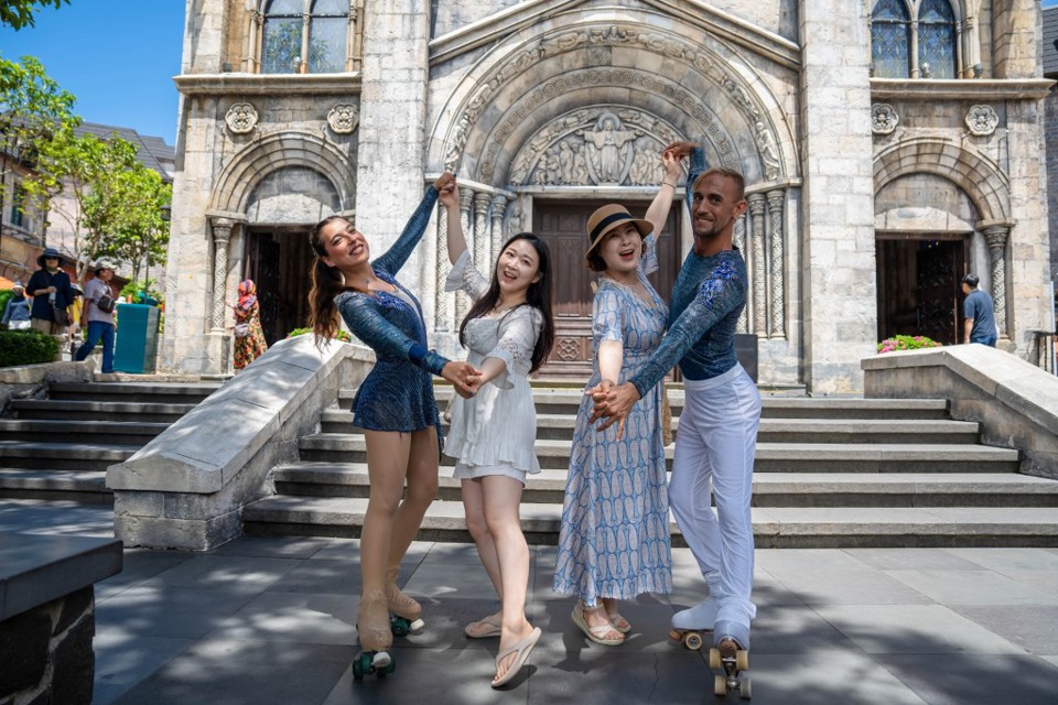 Kh&aacute;ch H&agrave;n Quốc check in với c&aacute;c nghệ sĩ quốc tế tại Sun World Ba Na Hills.