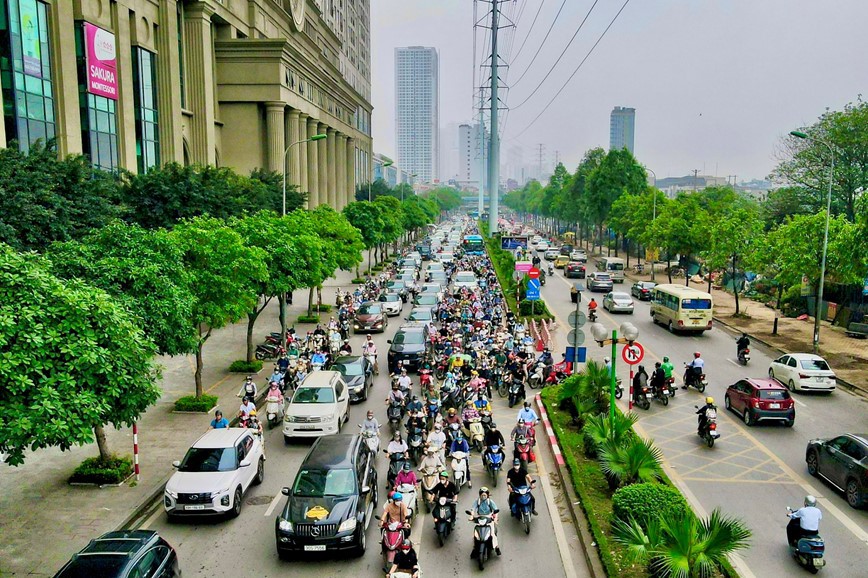 Trục Tố Hữu - L&ecirc; Văn Lương&nbsp;sẽ được x&eacute;n bớt dải ph&acirc;n c&aacute;ch, vỉa h&egrave; để mở rộng l&ograve;ng đường cho phương tiện lưu th&ocirc;ng.