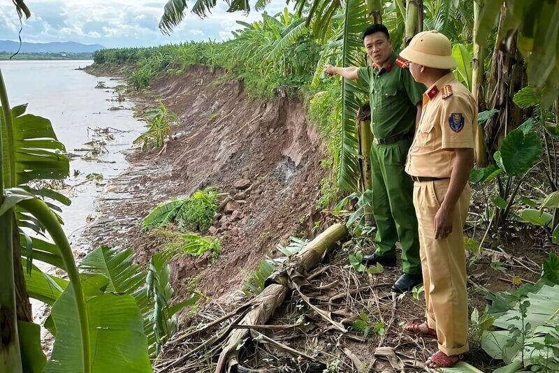 Với s&ocirc;ng Hồng, theo th&ocirc;ng tin từ C&ocirc;ng an tỉnh Ph&uacute; Thọ ng&agrave;y 15.8, qu&aacute; tr&igrave;nh kiểm tra cho thấy, vừa qua đ&atilde; c&oacute; 2 khu vực xảy ra sạt lở bờ vở s&ocirc;ng tại x&atilde; Bản Nguy&ecirc;n, huyện L&acirc;m Thao (chiều d&agrave;i khoảng 250m, rộng khoảng 10m, c&aacute;ch nh&agrave; d&acirc;n khoảng 80m) v&agrave; x&atilde; Xu&acirc;n &Aacute;ng, huyện Hạ H&ograve;a (chiều d&agrave;i khoảng 1km, rộng khoảng 3m, ảnh hưởng tới diện t&iacute;ch đất thổ cư của 14 hộ d&acirc;n thuộc khu 4, khu 5 x&atilde; Xu&acirc;n &Aacute;ng).