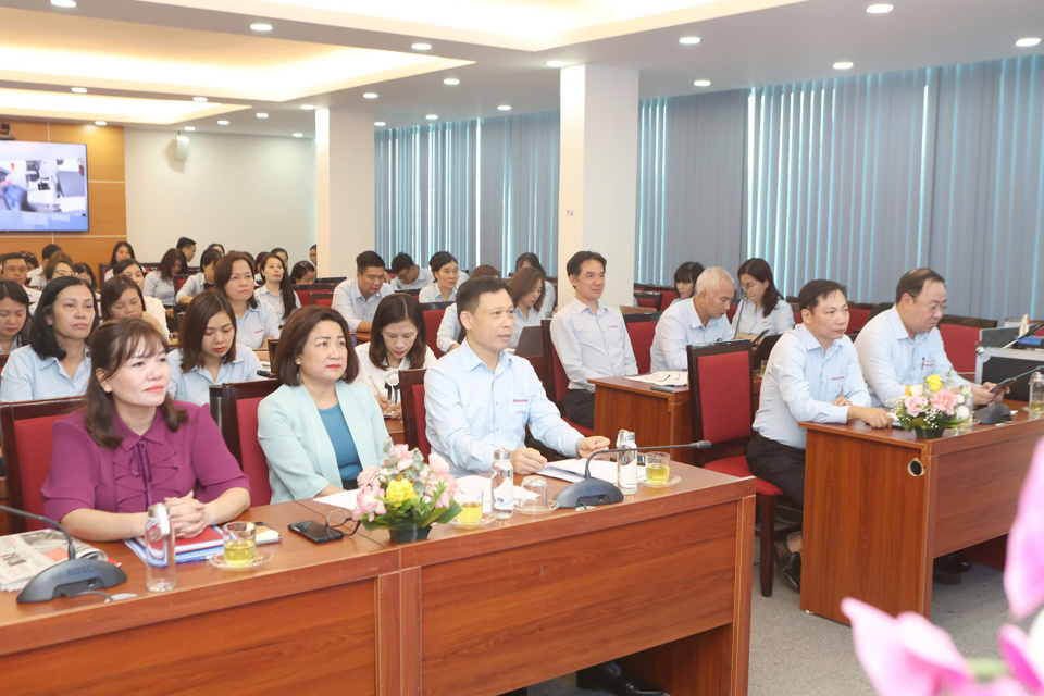 Ph&oacute; B&iacute; thư Đảng ủy Khối c&aacute;c cơ quan TP H&agrave; Nội Phạm Thị Nguy&ecirc;n Hạnh, l&atilde;nh đạo Ban Tuy&ecirc;n gi&aacute;o Đảng ủy Khối v&agrave; c&aacute;n bộ, đảng vi&ecirc;n B&aacute;o Kinh tế &amp; Đ&ocirc; thị dự Hội nghị