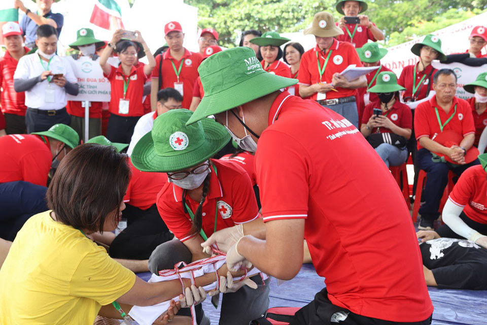 C&aacute;c đo&agrave;n tham gia&nbsp;hội thi kỹ năng sơ cấp cứu.