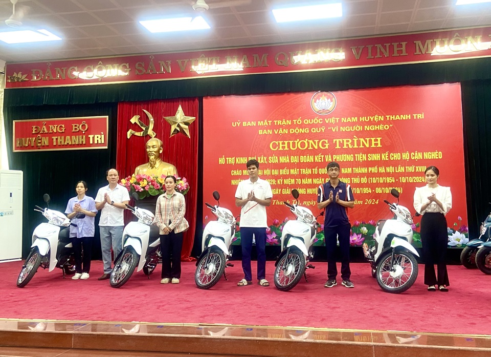 Huyện Thanh Trì: trao kinh phí xây nhà và phương tiện cho 24 hộ khó khăn - Ảnh 1