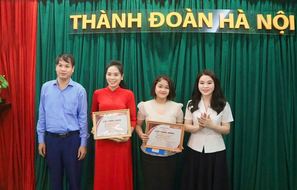 Đại diện Ban Tuy&ecirc;n gi&aacute;o Th&agrave;nh ủy v&agrave; Th&agrave;nh đo&agrave;n H&agrave; Nội trao giải cho c&aacute;c th&iacute; sinh.