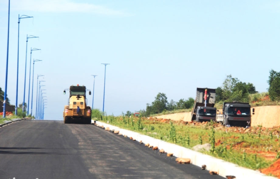 Đường v&agrave;o s&acirc;n bay Phan Thiết đang được thi c&ocirc;ng thảm nhựa đường.