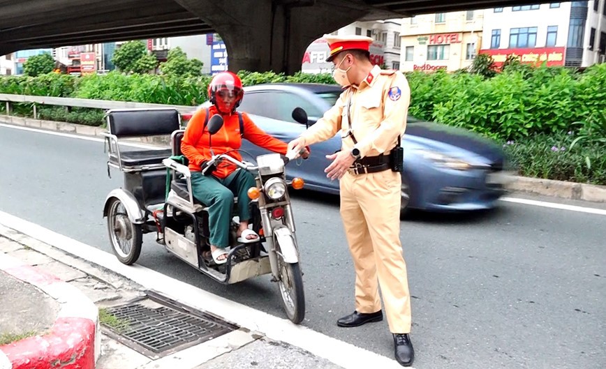 C&aacute;c phương tiện th&ocirc; sơ&nbsp;di chuyển v&agrave;o đường V&agrave;nh đai 3, tiềm ẩn nhiều nguy hiểm.&nbsp;