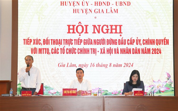 B&iacute; thư Huyện ủy Gia L&acirc;m Nguyễn Việt H&agrave; (giữa), Chủ tịch HĐND huyện Gia L&acirc;m Nguyễn Tiến Việt (b&igrave;a tr&aacute;i) v&agrave; Chủ tịch UBND huyện Gia L&acirc;m Đặng Thị Huyền (b&igrave;a phải) tại buổi tiếp x&uacute;c, đối thoại trực tiếp.