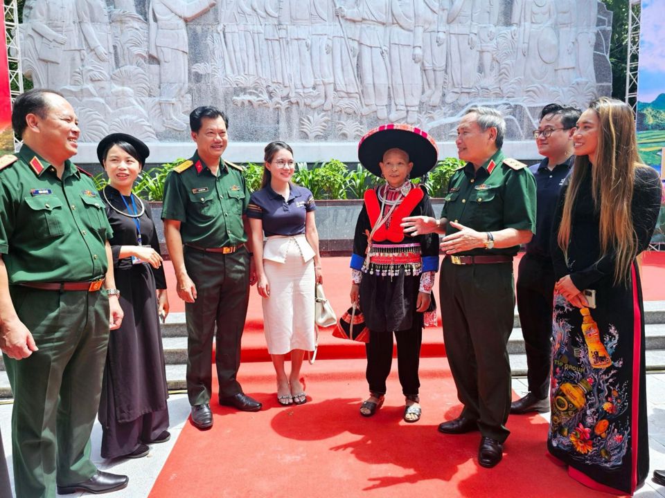 &nbsp;Chị Vũ Phương Thanh (b&ecirc;n phải), đại diện C&ocirc;ng ty T&acirc;n Hiệp Ph&aacute;t h&agrave;o hứng nghe c&aacute;c c&acirc;u chuyện kể về truyền thống qu&acirc;n đội nh&acirc;n d&acirc;n anh h&ugrave;ng.