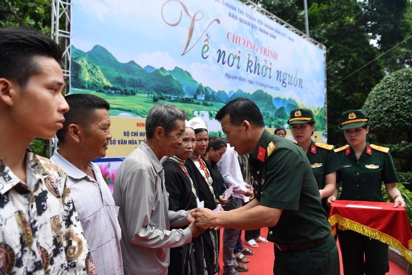 &nbsp;Chương tr&igrave;nh đ&atilde; tặng qu&agrave; tướng lĩnh, Anh h&ugrave;ng lực lượng vũ trang nh&acirc;n d&acirc;n; c&aacute;c đối tượng ch&iacute;nh s&aacute;ch, người c&oacute; c&ocirc;ng, hộ ngh&egrave;o v&agrave; c&aacute;c ch&aacute;u học sinh xuất sắc, ti&ecirc;u biểu tr&ecirc;n địa b&agrave;n x&atilde; Tam Kim v&agrave; x&atilde; Hoa Th&aacute;m, huyện Nguy&ecirc;n B&igrave;nh.