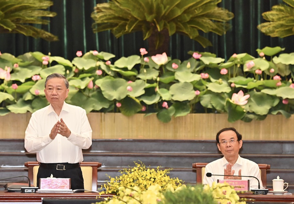 Tổng B&iacute; thư, Chủ tịch nước T&ocirc; L&acirc;m v&agrave; Ủy vi&ecirc;n Bộ Ch&iacute;nh trị - B&iacute; thư Th&agrave;nh ủy TP Hồ Ch&iacute; Minh Nguyễn Văn N&ecirc;n tại buổi l&agrave;m việc. Ảnh: B&aacute;o SGGP