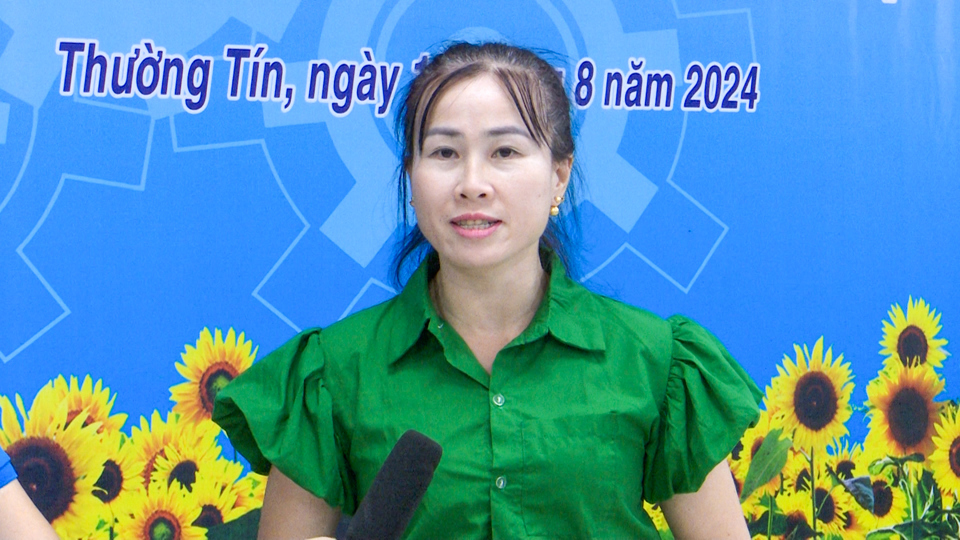 Chị Tạ Thị Th&uacute;y Ngọc - Trường Mầm non T&acirc;n Minh phấn khởi khi được kh&aacute;m sức khỏe miễn ph&iacute;