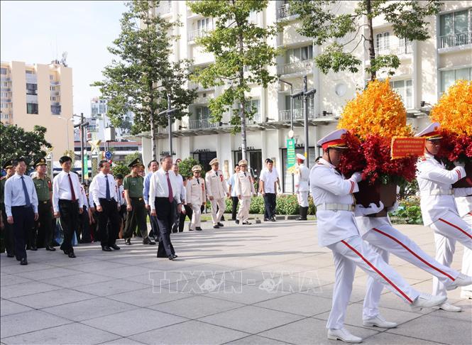 Tổng B&iacute; thư, Chủ tịch nước T&ocirc; L&acirc;m c&ugrave;ng đo&agrave;n c&ocirc;ng t&aacute;c Trung ương; l&atilde;nh đạo TP Hồ Ch&iacute; Minh d&acirc;ng hương tại Tượng đ&agrave;i B&aacute;c Hồ.