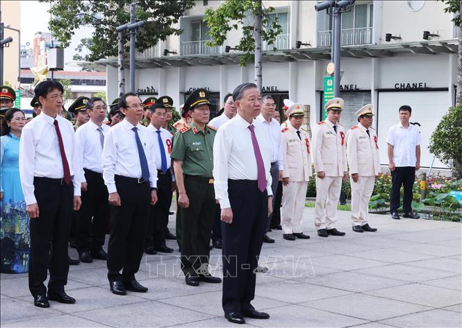 Tổng B&iacute; thư, Chủ tịch nước T&ocirc; L&acirc;m v&agrave; đo&agrave;n c&ocirc;ng t&aacute;c Trung ương; l&atilde;nh đạo TP Hồ Ch&iacute; Minh d&acirc;ng hương Tượng đ&agrave;i B&aacute;c Hồ.