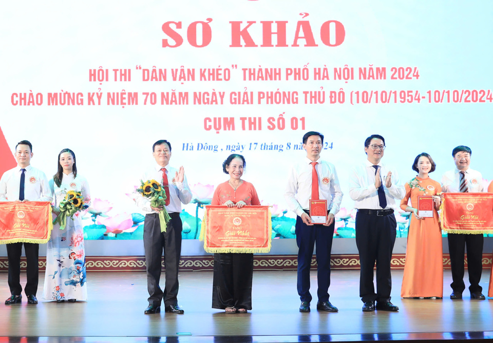 Ph&oacute; Trưởng ban Thường trực Ban D&acirc;n vận Th&agrave;nh uỷ Vũ H&agrave; trao Giải Nhất cho Đội thi quận T&acirc;y Hồ.