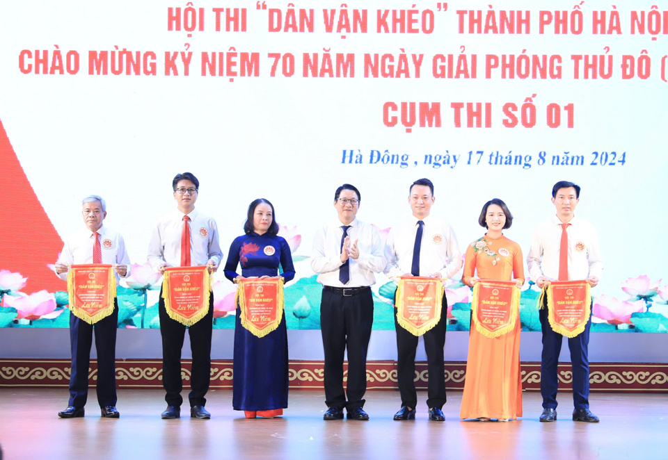 Ph&oacute; Trưởng ban Thường trực Ban D&acirc;n vận Th&agrave;nh uỷ Vũ H&agrave; trao Cờ lưu niệm cho c&aacute;c đội thi.