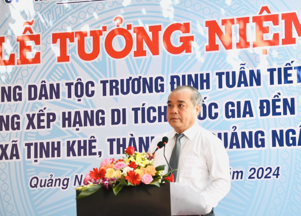 Ph&oacute; Chủ tịch Thường trực UBND tỉnh Quảng Ng&atilde;i Trần Ho&agrave;ng Tuấn đọc diễn văn tưởng niệm.