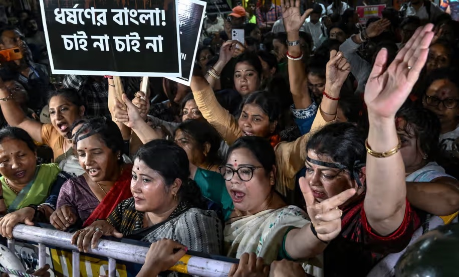 Người d&acirc;n ở Kolkata biểu t&igrave;nh phản đối vụ cưỡng hiếp v&agrave; giết hại b&aacute;c sĩ. Ảnh: AFP