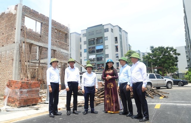 Chủ tịch Ủy ban Mặt trận Tổ quốc Việt Nam TP H&agrave; Nội Nguyễn Lan Hương gi&aacute;m s&aacute;t c&ocirc;ng tr&igrave;nh khu t&aacute;i định cư phục vụ GPMB dự &aacute;n V&agrave;nh đai 4- V&ugrave;ng Thủ đ&ocirc; tại&nbsp;th&ocirc;n Nội Đồng, x&atilde; Đại Thịnh, huyện M&ecirc; Linh (ảnh: Ủy ban MTTQ huyện M&ecirc; Linh)