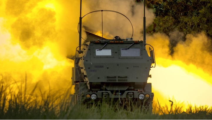 Một t&ecirc;n lửa đang trong qu&aacute; tr&igrave;nh được ph&oacute;ng đi bởi hệ thống HIMARS do Mỹ sản xuất. Ảnh:&nbsp;