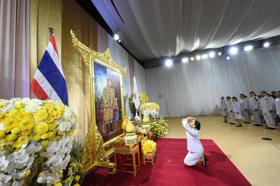 B&agrave; Paetongtarn Shinawatra tỏ l&ograve;ng t&ocirc;n k&iacute;nh trước bức ch&acirc;n dung của Quốc vương Th&aacute;i Lan Maha Vajiralongkorn. Ảnh: CNN