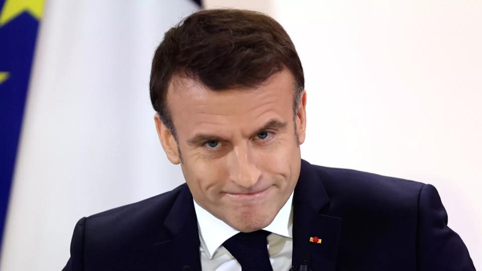 Tổng thống Ph&aacute;p Emmanuel Macron đang phải đối mặt với &aacute;p lực ch&iacute;nh trị. Ảnh: Euro News