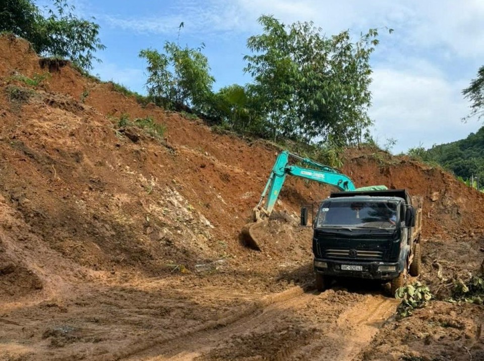 Nỗ lực th&ocirc;ng tuyến tr&ecirc;n tỉnh lộ 164, Y&ecirc;n B&aacute;i. Ảnh: VOV