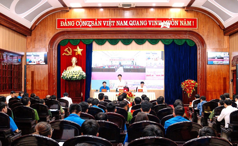 Quang cảnh hội nghị đối thoại tại điểm cầu Hội trường UBND tỉnh.&nbsp;Ảnh: Đức Huy