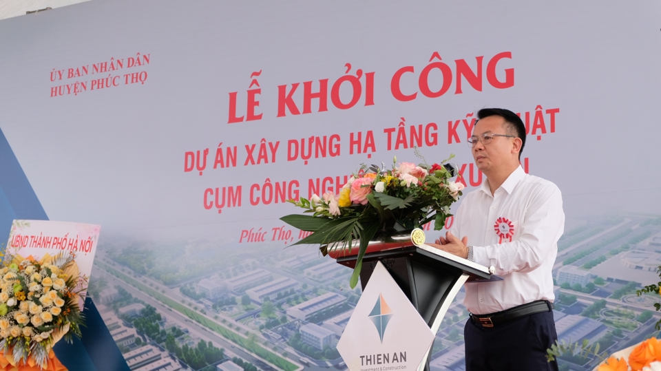 Chủ tịch UBND huyện Ph&uacute;c Thọ Nguyễn Đ&igrave;nh Sơn ph&aacute;t biểu tại lễ khởi c&ocirc;ng.