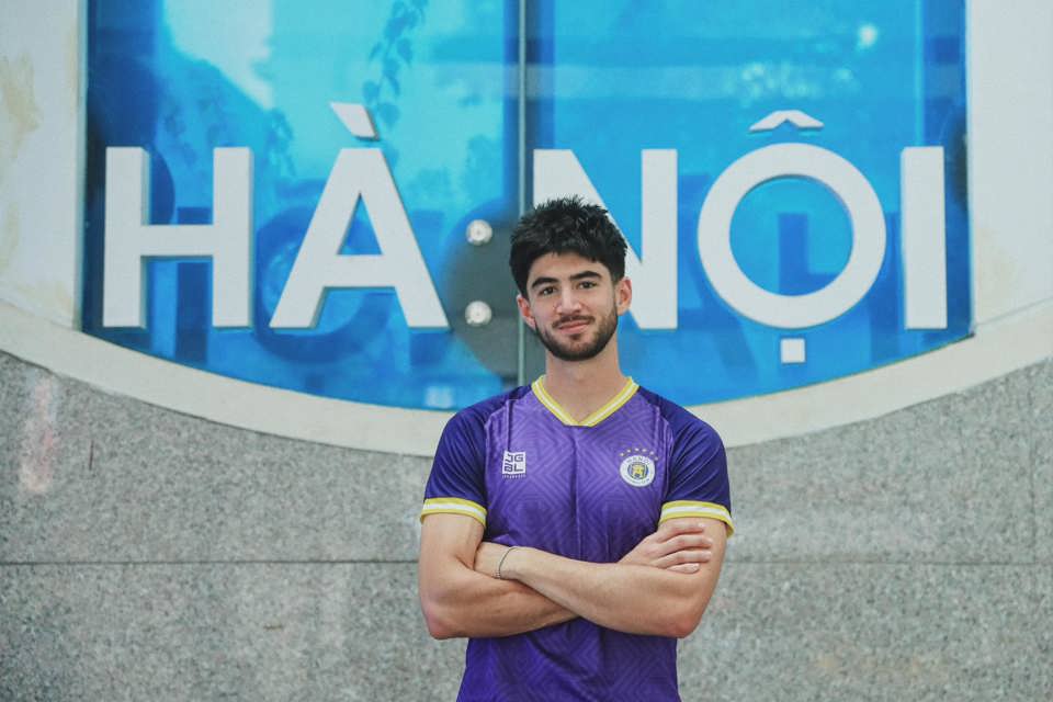 H&agrave; Nội FC mới tr&igrave;nh l&agrave;ng cầu thủ Việt kiều Mỹ Kyle Colonna. Ảnh: H&agrave; Nội FC