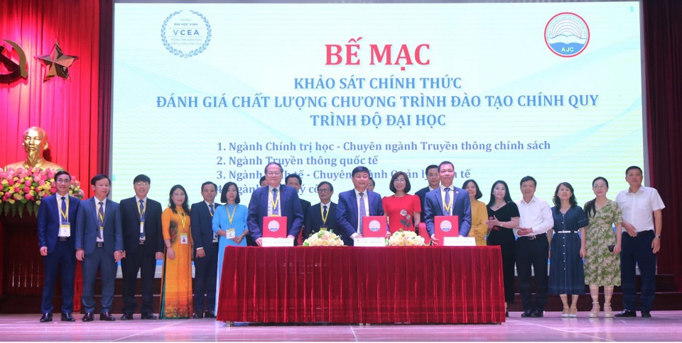 Đại diện 3 b&ecirc;n k&yacute; bi&ecirc;n bản ho&agrave;n th&agrave;nh đợt khảo s&aacute;t ch&iacute;nh thức.