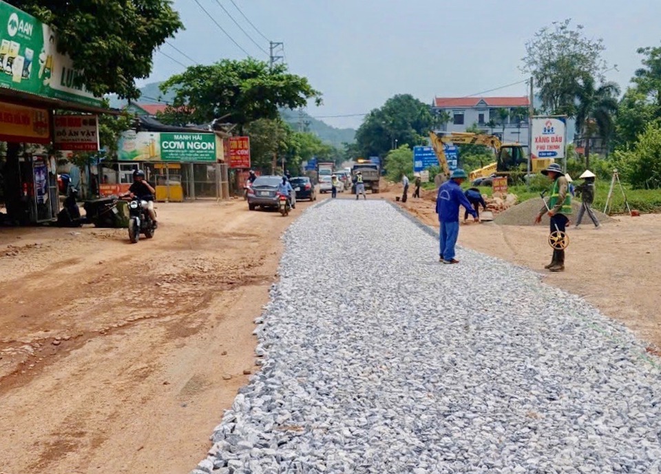 Ghi nhận cho thấy, trong những ng&agrave;y qua, m&aacute;y m&oacute;c, trang thiết bị v&agrave; nh&acirc;n lực đ&atilde; được huy động kh&aacute; đ&ocirc;ng để tu sửa c&aacute;c vị tr&iacute; nền đường 35 bị hư hỏng nặng, ngập s&acirc;u nước mỗi khi c&oacute; mưa.