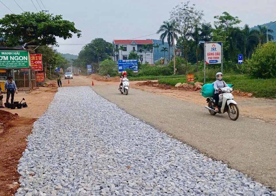 Một trong những vị tr&iacute; bị hư hỏng nặng nhất l&agrave; tại trước cổng trường THPT Minh Ph&uacute;, đến nay đ&atilde; được đổ đất c&aacute;t, lu phẳng, tạo điều kiện đi lại thuận lợi cho người d&acirc;n, trong đ&oacute; c&oacute; c&aacute;c em học sinh.