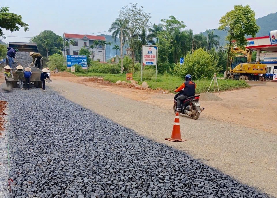 Trong th&aacute;ng 7, 8/2024, b&aacute;o Kinh tế v&agrave; Đ&ocirc; thị từng hai lần phản &aacute;nh t&igrave;nh trạng tuyến đường 35 đoạn qua huyện S&oacute;c Sơn bị xuống cấp nghi&ecirc;m trọng, ảnh hưởng lớn đến việc đi lại của người d&acirc;n.