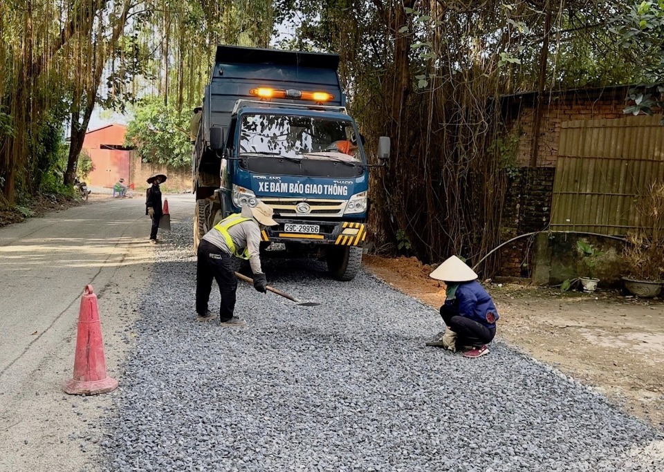 Ph&oacute; Trưởng ph&ograve;ng Quản l&yacute; đ&ocirc; thị huyện S&oacute;c Sơn Trịnh Văn Duy cho biết, hiện nay c&ocirc;ng t&aacute;c duy tu c&aacute;c vị tr&iacute; bị hư hỏng tr&ecirc;n tuyến đường 35 đang được địa phương v&agrave; Sở GTVT H&agrave; Nội gấp r&uacute;t ho&agrave;n thiện. Tuy nhi&ecirc;n về l&acirc;u d&agrave;i, tuyến đường vẫn cần được n&acirc;ng cấp đồng bộ.