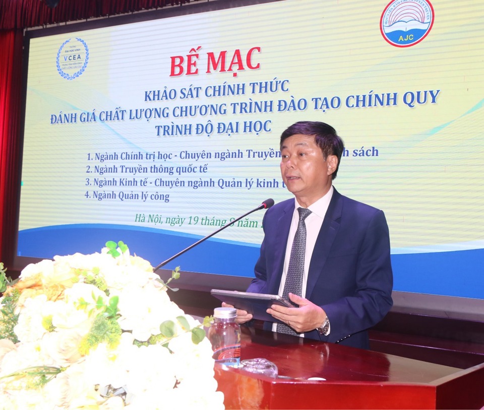 PGS.TS Phạm Minh Sơn - Gi&aacute;m đốc Học viện B&aacute;o ch&iacute; v&agrave; Tuy&ecirc;n truyền ph&aacute;t biểu tại lễ bế mạc.