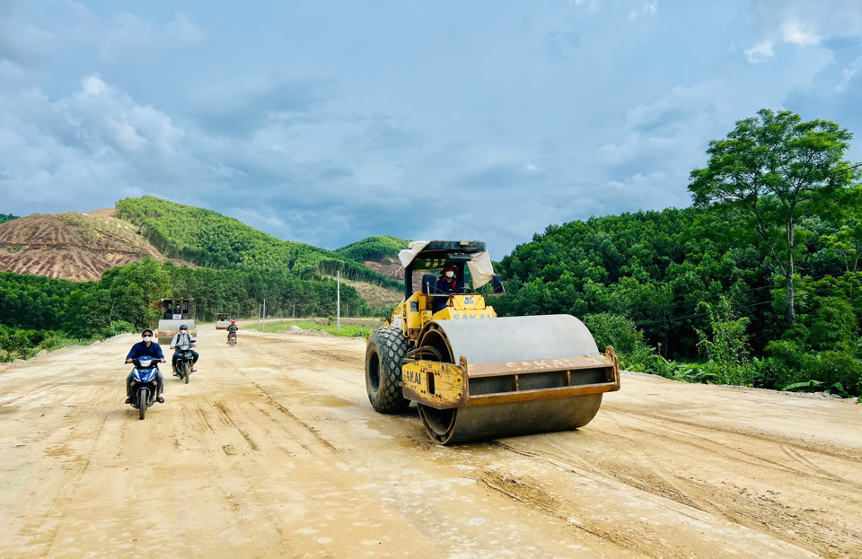 Phần lớn c&aacute;c dự &aacute;n c&oacute; quy m&ocirc; tr&ecirc;n địa b&agrave;n tỉnh Quảng Nam đang thiếu nguồn đất đắp, ảnh hưởng đến tiến độ thi c&ocirc;ng.