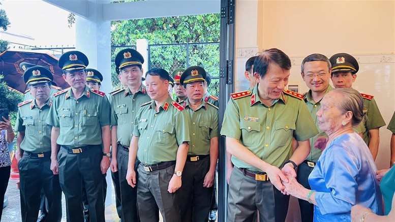 Bộ trưởng Lương Tam Quang c&ugrave;ng Đo&agrave;n c&ocirc;ng t&aacute;c thăm gia đ&igrave;nh mẹ Việt Nam Anh h&ugrave;ng L&ecirc; Thị Hai tại tỉnh T&acirc;y Ninh.