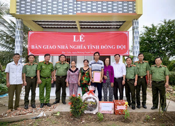 Đại t&aacute; Trương C&ocirc;ng Dũng, Ph&oacute; Gi&aacute;m đốc C&ocirc;ng an tỉnh Bạc Li&ecirc;u (đứng thứ 4, từ tr&aacute;i sang) c&ugrave;ng đo&agrave;n c&ocirc;ng t&aacute;c trao tặng căn nh&agrave; Nghĩa t&igrave;nh đồng đội cho gia đ&igrave;nh anh Phan Văn Nam (ngụ ấp Bửu 1, x&atilde; Long Điền Đ&ocirc;ng, huyện Đ&ocirc;ng Hải, tỉnh Bạc Li&ecirc;u).&nbsp;