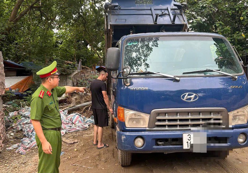 C&ocirc;ng an quận T&acirc;y Hồ bắt quả tang l&aacute;i xe c&oacute; h&agrave;nh vi đổ trộm phế thải x&acirc;y dựng ra m&ocirc;i trường.