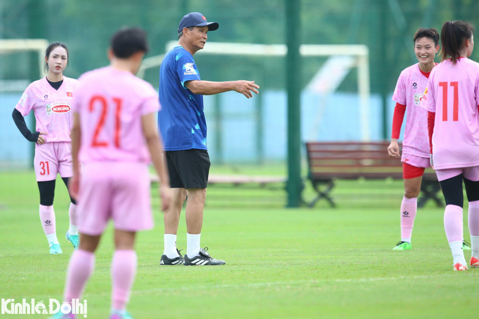 "T&ocirc;i mong muốn cầu thủ Việt kiều nữ đang thi đấu ở nước ngo&agrave;i nếu c&oacute; điều kiện, c&oacute; quốc tịch Việt Nam h&atilde;y trở về tập luyện c&ugrave;ng đội" - HLV Mai Đức Chung nhấn mạnh.