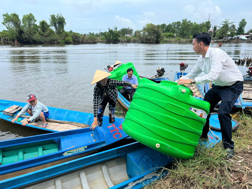 T&acirc;n &Aacute; Đại Th&agrave;nh tặng bồn chứa nước, hỗ trợ người d&acirc;n c&aacute;c tỉnh ĐBSCL vượt qua hạn mặn