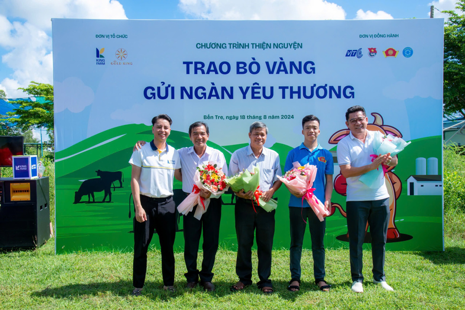 &Ocirc;ng Dương Văn Qu&acirc;n - Tổng gi&aacute;m đốc C&ocirc;ng ty Cổ phần Tập đo&agrave;n King Farm tặng hoa tri &acirc;n đơn vị đồng h&agrave;nh v&agrave; kh&aacute;ch mời&nbsp;