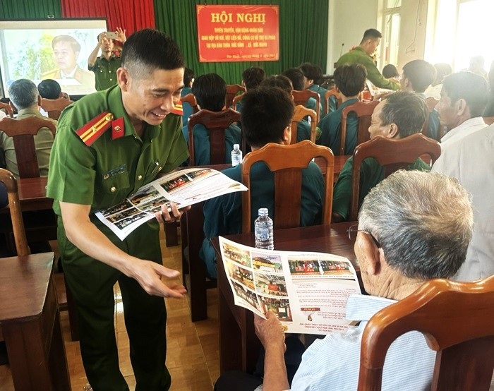 C&ocirc;ng an tỉnh Đắk N&ocirc;ng đẩy mạnh tuy&ecirc;n truyền, vận động người d&acirc;n giao nộp vũ kh&iacute;, vật liệu nổ, c&ocirc;ng cụ hỗ trợ v&agrave; ph&aacute;o.