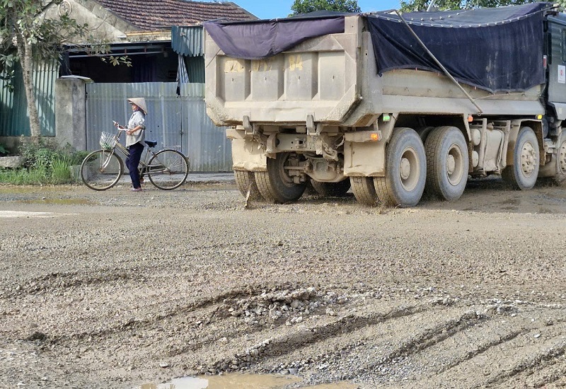 Mặt đường xuất hiện h&agrave;ng loạt vệt hằn l&uacute;n b&aacute;nh xe, g&acirc;y kh&oacute; khăn, nguy hiểm cho người v&agrave; phương tiện qua lại