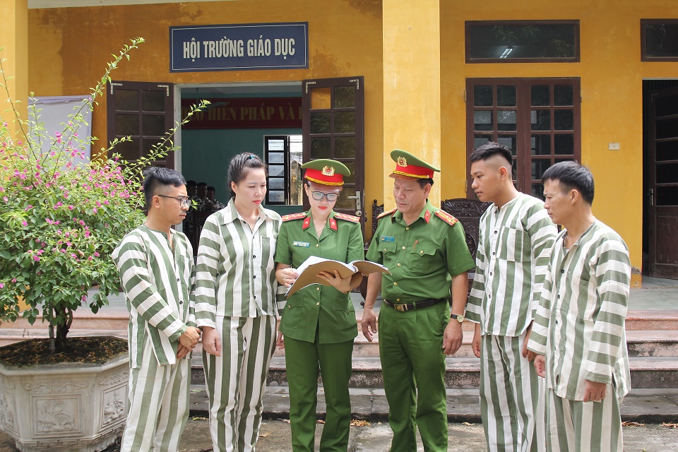 Trại tạm giam C&ocirc;ng an tỉnh tuy&ecirc;n truyền, phổ biến, qu&aacute;n triệt chủ trương, ch&iacute;nh s&aacute;ch nh&acirc;n đạo, khoan hồng của Đảng, Nh&agrave; nước v&agrave; quy định về đặc x&aacute; cho c&aacute;c phạm nh&acirc;n.