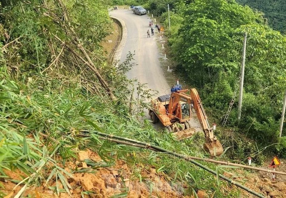 Cung trượt d&agrave;i hơn 150m với h&agrave;ng vạn khối đất đ&aacute; sạt lở khiến giao th&ocirc;ng Lai Ch&acirc;u v&agrave; Điện Bi&ecirc;n bị chia cắt