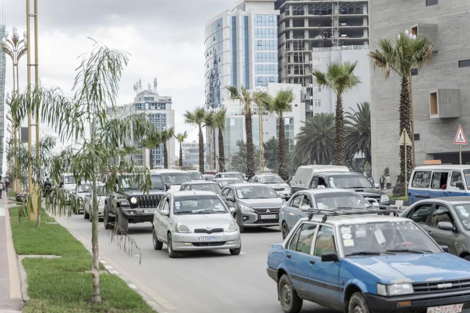 Xe điện đang dần trở th&agrave;nh phương tiện giao th&ocirc;ng phổ biến ở Ethiopia, thay thế cho xe xăng. Ảnh: Getty Images