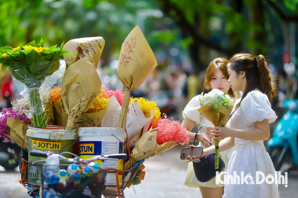 Những người b&aacute;n hoa dạo, thay v&igrave; phải rong ruổi khắp phố phường th&igrave; nay lựa chọn đứng ở tr&ecirc;n phố, đầu tư thật nhiều loại hoa đủ m&agrave;u sắc v&agrave; cho thu&ecirc; xe hoa để chụp ảnh với gi&aacute; 50.000 đồng cho tối đa 10' ph&uacute;t chụp ảnh. C&aacute;c bạn trẻ cũng sẽ được chủ xe cho mượn một b&oacute; hoa tươi thật đẹp để chụp b&ecirc;n cạnh xe hoa.