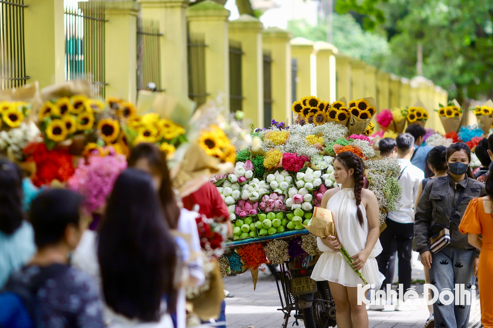 Những ng&agrave;y n&agrave;y, dọc đường Phan Đ&igrave;nh Ph&ugrave;ng, Ho&agrave;ng Diệu, h&agrave;ng chục xe hoa sặc sỡ đủ m&agrave;u sắc cũng xuất hiện, trở th&agrave;nh một điểm thu h&uacute;t của giới trẻ Thủ đ&ocirc;.