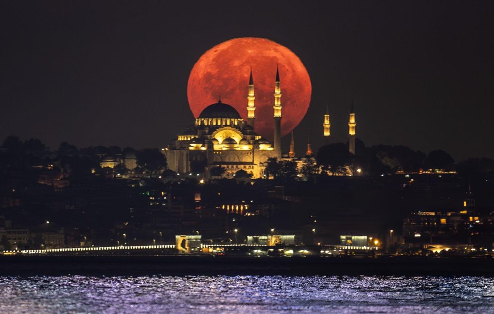 H&igrave;nh ảnh Si&ecirc;u Trăng ghi nhận tại Thủ đ&ocirc; Istanbul, Thổ Nhĩ Kỳ ng&agrave;y 19/8. Ảnh: Getty