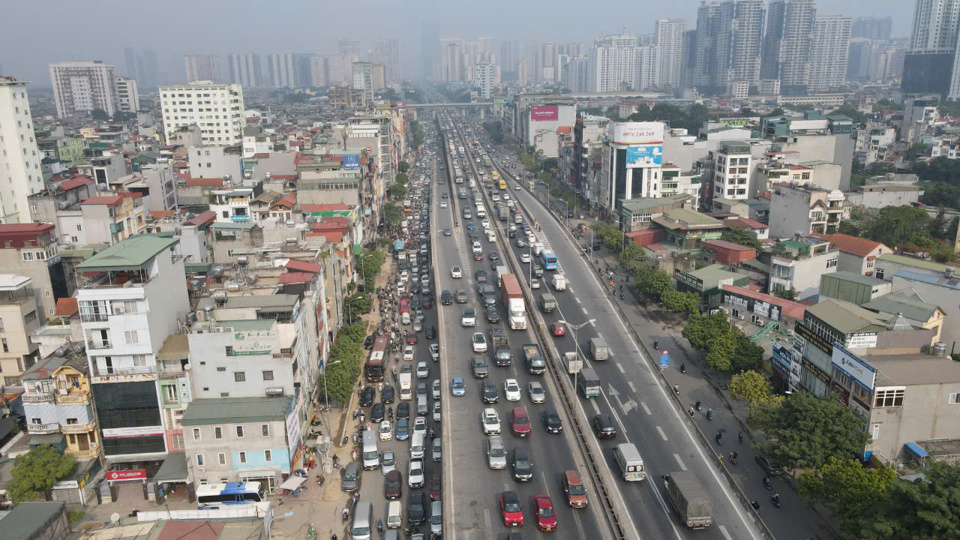 Lưu lượng phương tiện vượt qu&aacute; 8,5 lần so với thiết kế&nbsp; khiến đường V&agrave;nh đai 3 tr&ecirc;n cao nhanh xuống cấp.